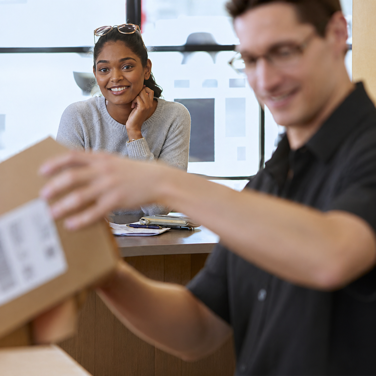 Customer returning a package at Star MailHub using FedEx Easy Returns in Roanoke VA
